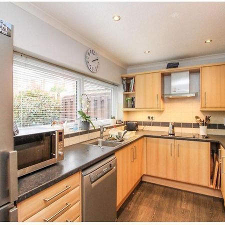 Ifield Twin Room In Crawley,Gatwick,West Sussex מראה חיצוני תמונה