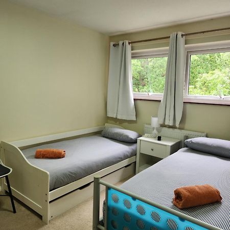 Ifield Twin Room In Crawley,Gatwick,West Sussex מראה חיצוני תמונה