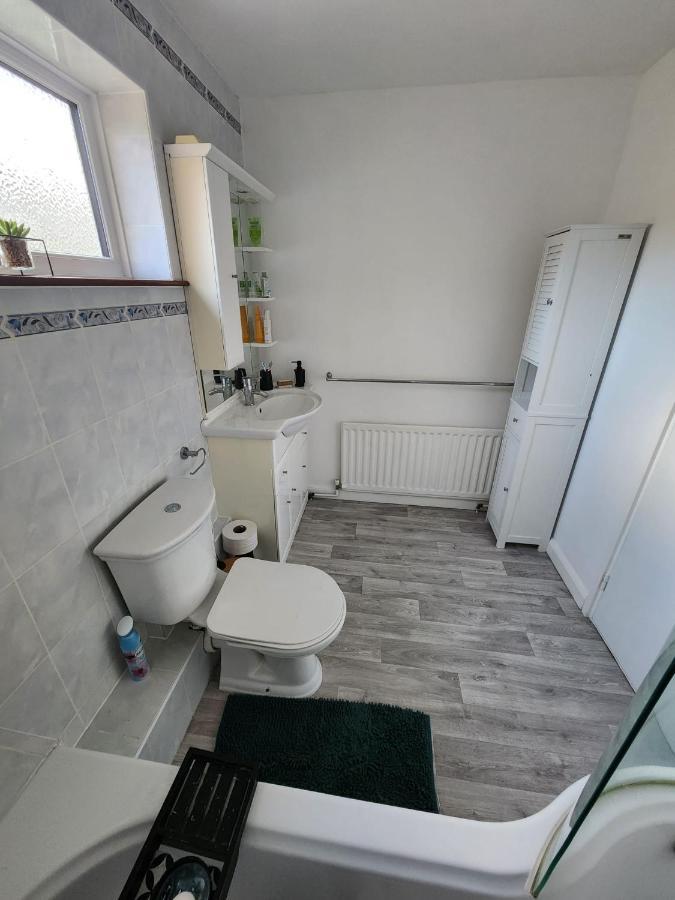Ifield Twin Room In Crawley,Gatwick,West Sussex מראה חיצוני תמונה
