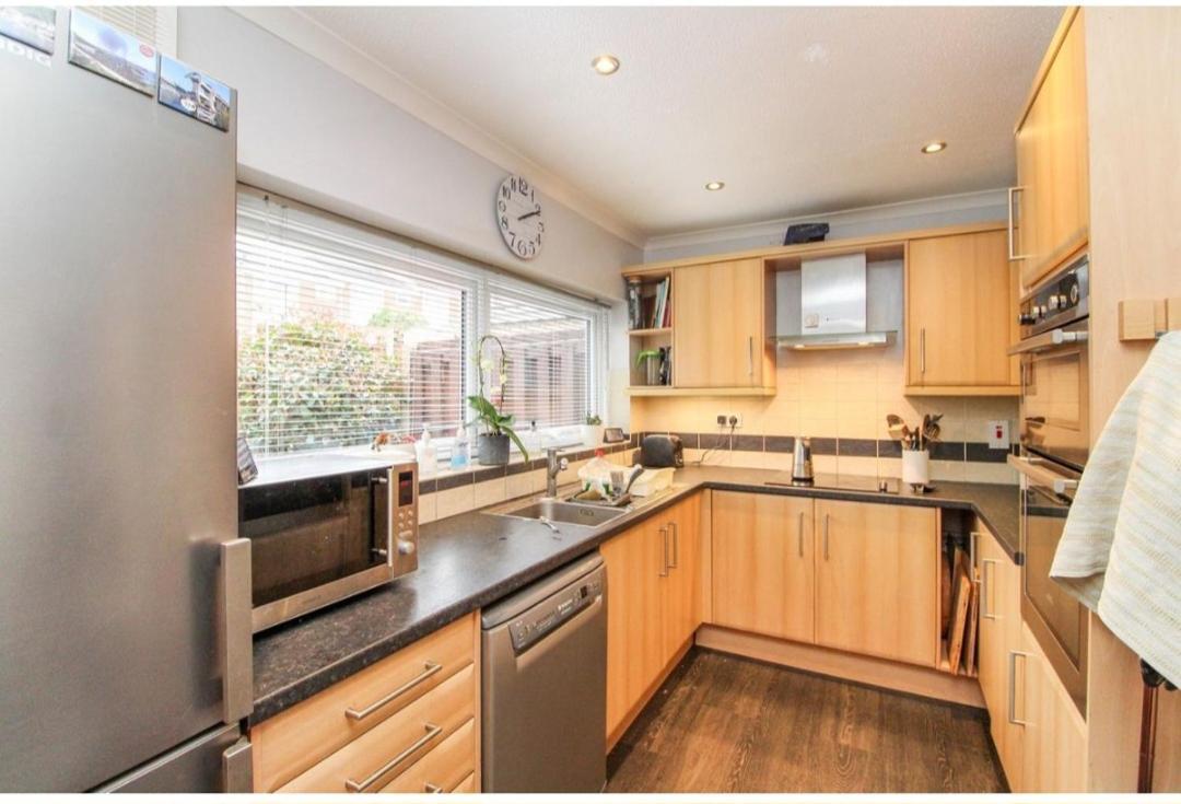 Ifield Twin Room In Crawley,Gatwick,West Sussex מראה חיצוני תמונה