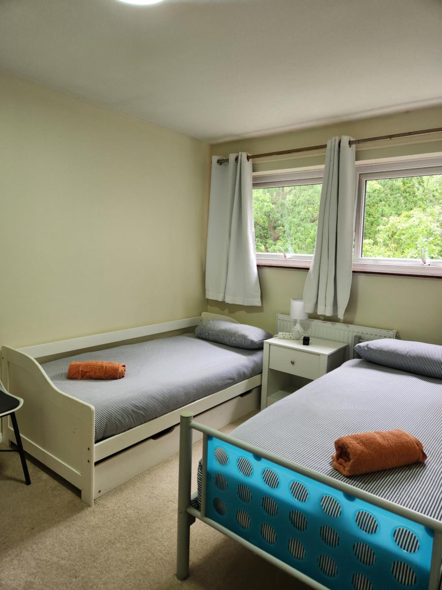 Ifield Twin Room In Crawley,Gatwick,West Sussex מראה חיצוני תמונה
